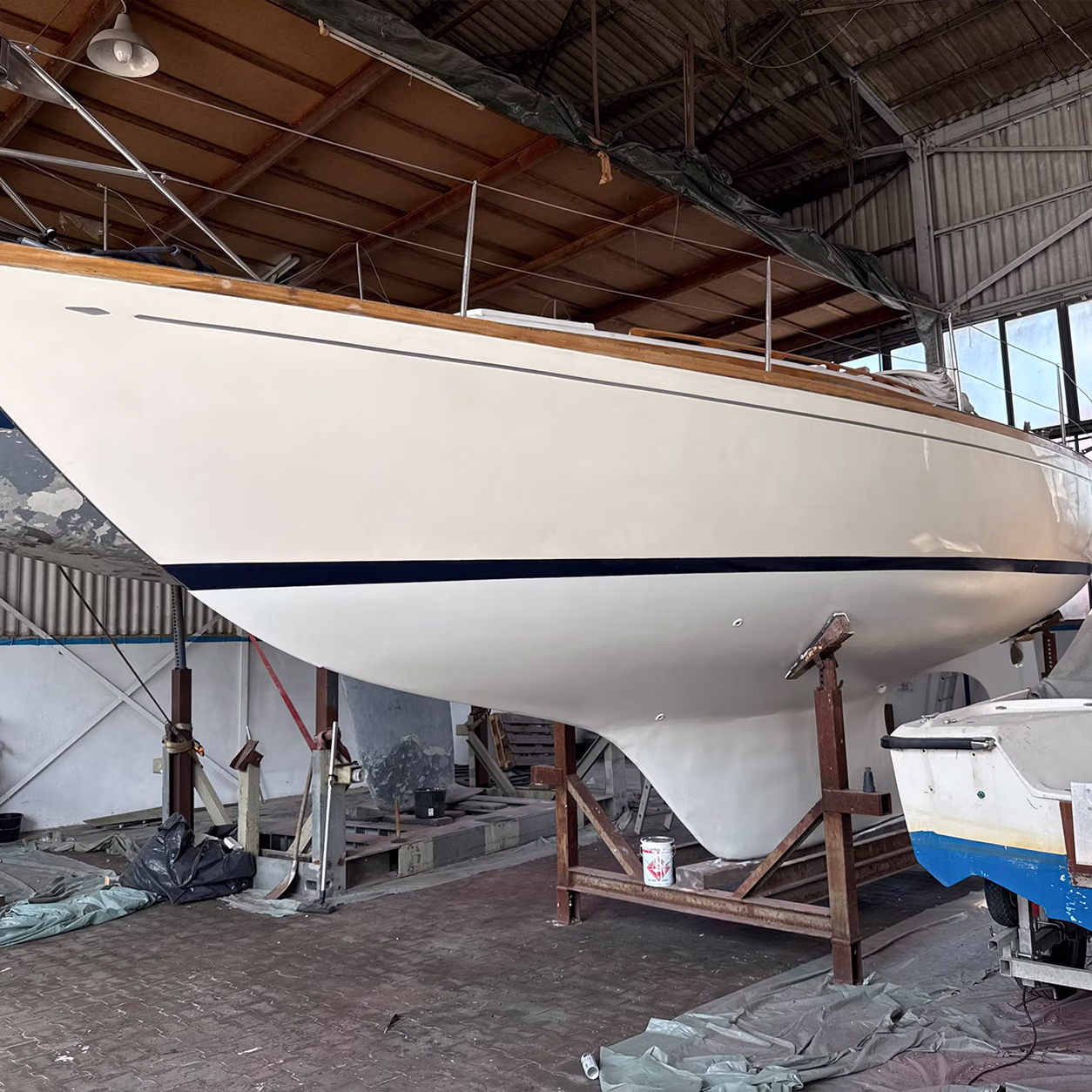 GFK- und Gelcoat-Reparatur an einem Boot