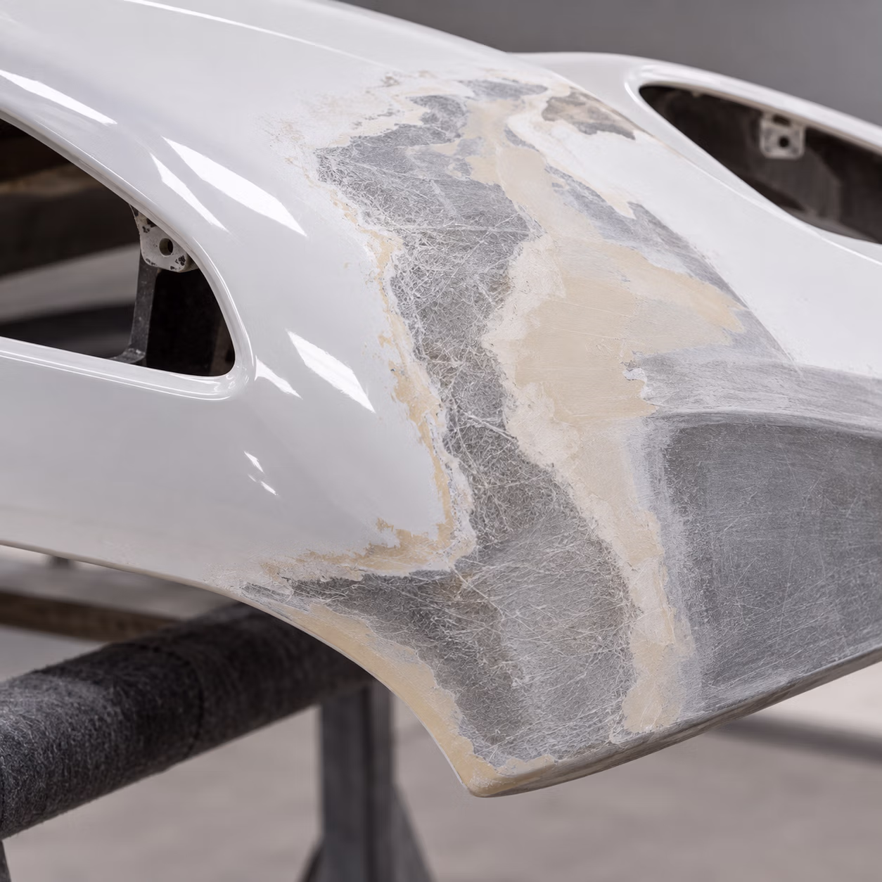 Verschiedene Bauteile und Formteile aus glasfaserverstärktem Kunststoff