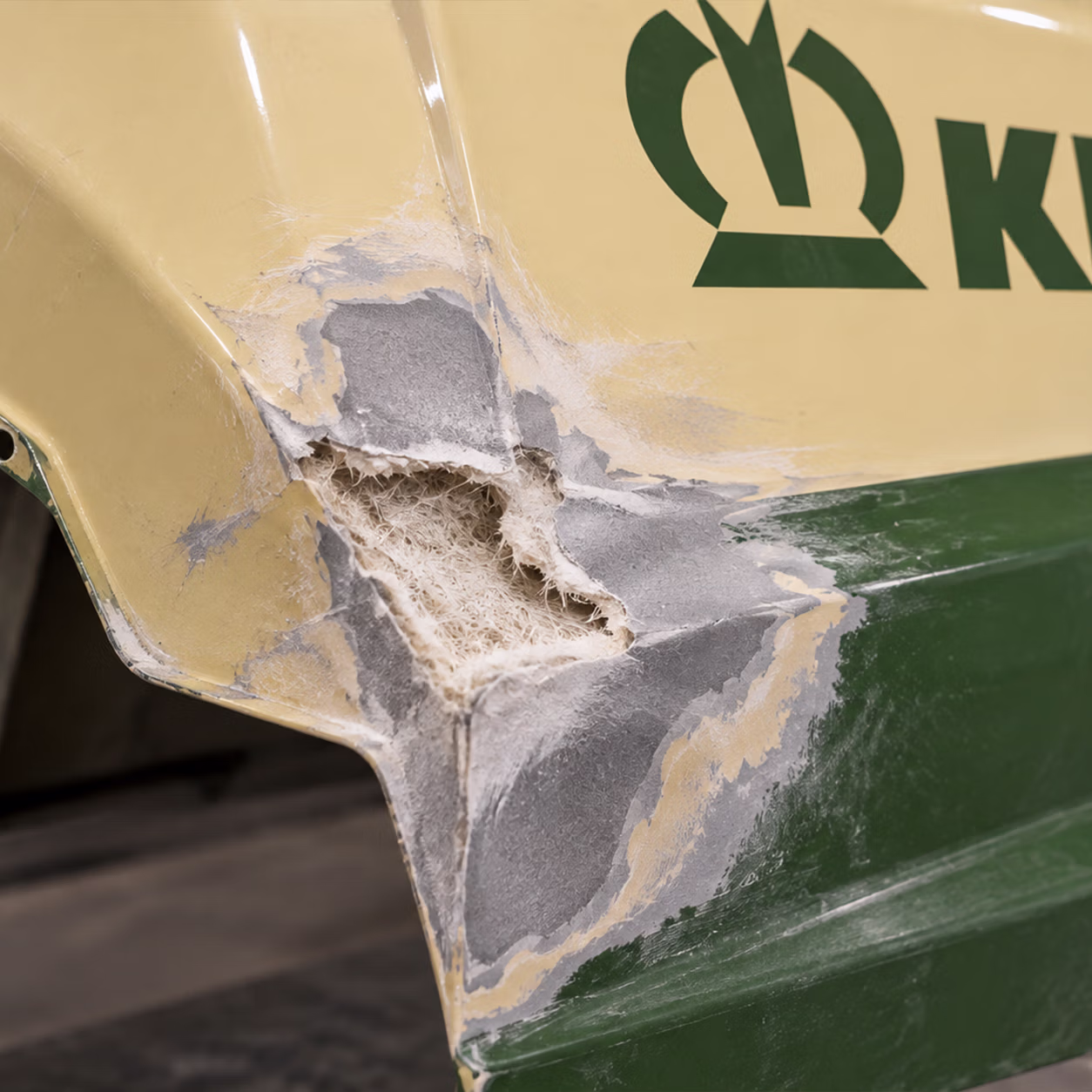 Bearbeitung eines Oberflächenschadens an einem GFK-Bauteil